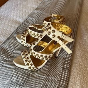 Report Signature white sandal